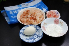 Tôm mua về rửa sạch, bóc sạch vỏ bỏ chỉ đen. Nếu là tôm đông lạnh thì ngâm vào nước cho rã đông rồi mới sơ chế nhé!