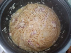 Sau đó cho sữa tươi vào đun sôi. Kế tiếp cho cheddar + mozzarella vào đun cho tan chảy. Nêm vào ít muối + tiêu xay, nếm vừa vị của gia đình là được. Hỗn hợp kem sôi thì đổ mì vào đảo đều cho nguyên liệu hòa quyện. nếm lại vị xem vừa miệng của gia đình chưa lần nữa nhé.