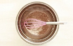 Đầu tiên, cho bột mì, 20gr bột cacao, bột nở, đường trắng vào 1 cái tô, trộn đều.