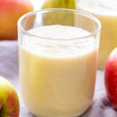Rót sinh tố táo lê gừng ra ly và thưởng thức. Những hôm trái gió trở trời, sức khỏe có hơi "mệt mệt", không muốn ăn gì thì bạn có thể áp dụng loại sinh tố này, vừa giúp giải cảm, vừa dễ tiêu hóa lại vừa đủ dinh dưỡng mà không sợ đói. Ngoài ra, đây là loại thức uống lành tính nên dù có dùng nhiều một tí cũng không sợ bị tăng cân. Chúc các bạn thành công với cách làm món sinh tố đặc biệt này.
