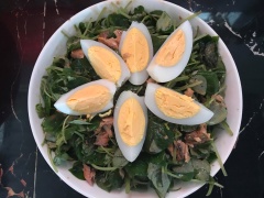 Vậy là hoàn thành món salad rau càng cua cá mòi rồi đó. Chúc bạn ngon miệng!