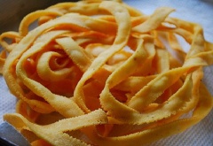 Bánh snack chín vàng giòn thì vớt ra để ráo dầu là có thể dùng.