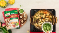 Khi các loại rau củ gần mềm, cho vào đậu Hà Lan và đậu hũ trắng (cắt miếng vuông), nêm nếm với 2 muỗng canh hạt nêm Knorr Nấm hương, khuấy đều rồi đun thêm 5 phút cho hỗn hợp hoà quyện.