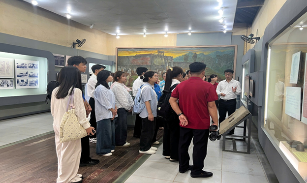 Khoa Khoa học Xã hội tham dự triển lãm chuyên đề “Từ nhà tù Sơn La đến nhà tù Côn Đảo - Địa ngục trần gian”