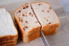 Cho đường trộn đều với bột quế trong một cái bát. Bánh mì bạn chọn loại nào cũng đều được. Bánh có thể cũ hay mới cũng đều được. Dùng chai xịt nước lên 2 mặt bánh mì.
