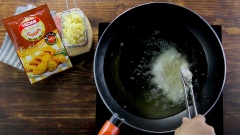 Đun nóng dầu ăn, cho thịt gà vào chiên ngập dầu sao cho vàng giòn 2 mặt. Vớt gà ra để ráo dầu.