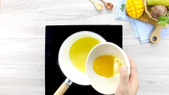 Trên một chiếc nồi nhỏ, lọc xoài xay qua rây để bỏ đi phần xoài còn lợn cợn, thêm nước cốt chanh dây, 40gr đường, 1 nhúm nhỏ muối và 100ml nước lọc vào.