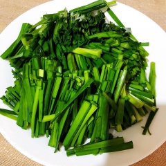 Sơ chế nguyên liệu, hẹ rửa sạch cắt khúc vừa ăn. Gừng cạo vỏ cắt lát nhỏ, ớt thái nhỏ, hoa hồi ngâm nước vớt ra để ráo. Huyết mua sẵn ở chợ về trụng lại với nước sôi.