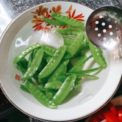 Chế biến phần rau củ: Cho nồi nước lên bếp chờ sôi, cho tí muối để giữ màu sắc cho rau củ, lần lượt chần các rau củ qua nước sôi tầm vài phút không được chín quá nhé và khi vớt ra nhớ bỏ vô tô nước (bỏ tí nước đá cho giữ độ giòn cho rau củ nhé).
