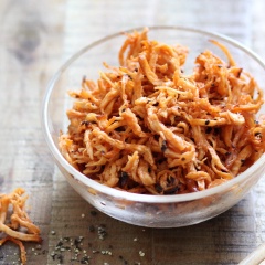 Snack thịt gà nướng giòn cực kì dễ làm với hương vị đậm đà, thơm ngon cho chị em làm món ăn vặt nhâm nhi mỗi khi buồn chán đấy. Mình cùng lưu lại công thức và thử làm ngay nhé.