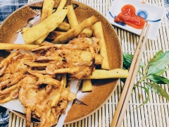 Bánh tép chiên khoai lang sau khi chiên xong rất thơm và giòn. Bánh có thể dùng ngay với tương ớt, tương cà hoặc cuốn kèm rau sống chấm nước mắm tỏi ớt cũng rất ngon.