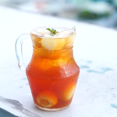 Vải ngâm đường thành phẩm có thể múc ra chén ăn với một ít đá nhuyễn hay pha với trà để làm trà vải cũng rất ngon. Có thể dùng vải ngâm đường làm chè khúc bạch hay kết hợp với các loại trái cây khác đều hấp dẫn. Đặc biệt, món vải ngâm rất dễ làm, thích hợp nhâm nhi trong những ngày hè nóng bức.