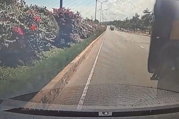 CSGT xác minh vụ xe ben tạt đầu ô tô du khách ở Mũi Né - Báo Người Lao Động