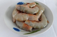 Để tôm nguyên vỏ, chỉ cắt bỏ đầu, một chút đuôi, rửa sạch, để ráo nước. Ướp tôm với một muỗng muối tinh để vỏ được săn lại.