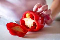 Tôm rửa sạch, bỏ vỏ trừa phần đuôi. Cà rốt, hành tây, ớt chuông, rau mùi, ớt làm sạch rồi cắt nhỏ.