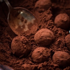 Lăn viên kẹo chocolate truffles qua một lớp bột cacao là xong rồi!