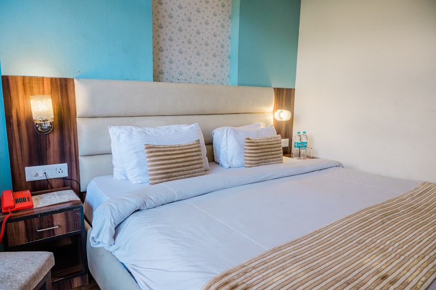 Deluxe With Balcony (Non-View) — Hotel Shiva Continental Mussoorie, photo 3