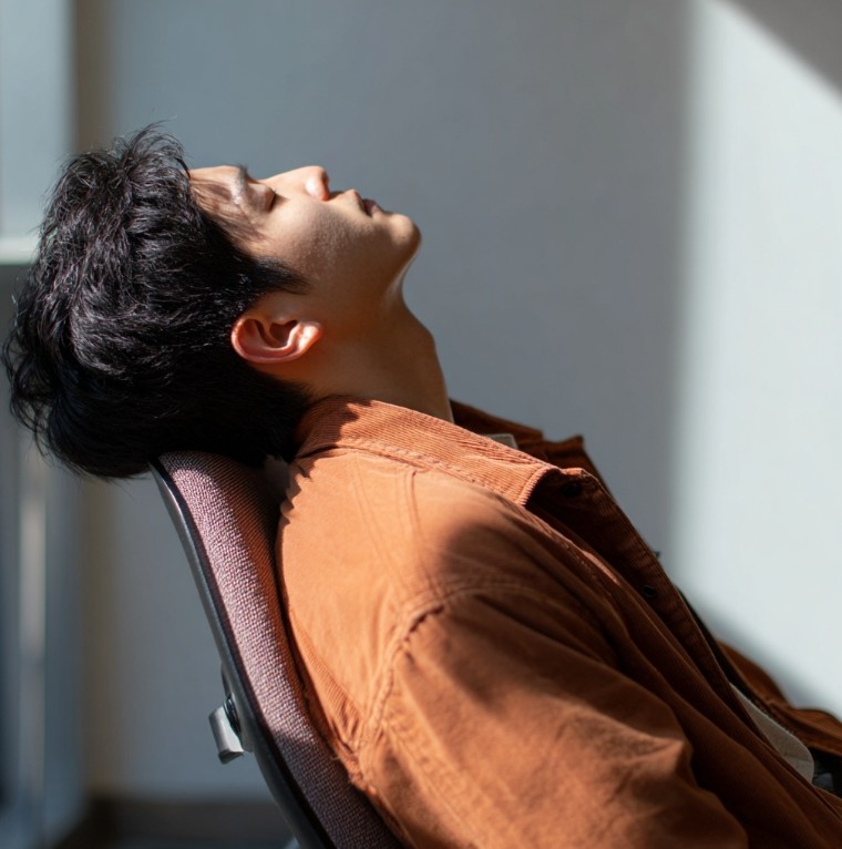 편안한 자세로 목을 쉬게 하는 장면