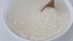 Cách làm bánh chưng xanh: Vo sạch gạo nếp, ngâm gạo nếp với nước qua đêm hoặc ít nhất 8 tiếng cho nếp nở. Đổ gạo nếp đã ngâm ra cho ráo nước. Sau đó, trộn đều nếp với 50ml dầu ăn, 1.5 muỗng canh muối.
