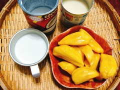 Mít lẩy bỏ hạt, thu lấy khoảng 200g múi mít, đem thái nhỏ múi mít. Cho mít vào máy xay sinh tố, thêm 200ml sữa tươi, 50ml nước cốt dừa, 70g sữa đặc vào cùng, bật máy xay nhuyễn.