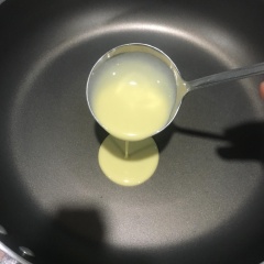 Để đổ bánh Crepe bạn phải bắc chảo lên bếp cho thật nóng, sau đó nhắc chảo ra đặt lên khăn ẩm cho hạ nhiệt độ xuống còn khoảng 80 độ C rồi bạn từ từ đổ hỗn hợp bánh vào, tráng thật đều tay. Bạn đặt lại chảo lên bếp canh khoảng 40 giây bánh sẽ khô và lật mặt lại thật nhẹ nhàng để không bị vỡ. Sau đó trút ra dĩa và ấn khuôn tùy thích.