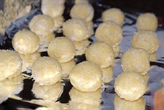 Nặn hỗn hợp thành những viên tròn nhỏ vừa ăn, lăn qua 10g dừa nạo rồi cho tất cả vào lò nướng ở 180 độ C trong khoảng 15-20 phút.