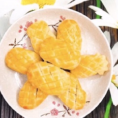 Bánh dứa nướng thành phẩm có vị ngọt tự nhiên, không bị gắt. Lớp vỏ bánh thơm bơ, cắn vào tan ngay trong miệng, mời cả nhà nhâm nhi mãi không ngán. Cách làm bánh dứa nướng đơn giản, bạn không khéo tay cũng không phải chần chừ đâu nhé. Đảm bảo bánh dứa nướng này ngon không thua ngoài hàng đâu nhé.