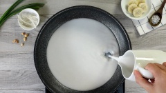 Bột báng và bột khoai ngâm trong nước khoảng 15 phút cho nở. Cho 400ml nước dão dừa, 30gr bột khoai và 30gr bột báng vào nấu lửa nhỏ. Nấu đến khi bột báng nở trong thì cho nửa muỗng cà phê muối và 100gr đường phèn vào đảo đều. Khi đường tan hết ta cho chuối đã cắt vào chảo đảo nhẹ tay.