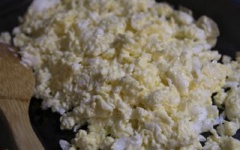 Đập trứng vịt ra chén, khuấy đều, cho vào chảo cùng 2 muỗng canh dầu ăn, đảo đều.