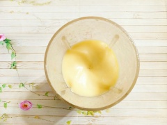Cho đậu vào máy xay sinh tố, thêm 150g đường và xay nhuyễn mịn. Đổ đậu vừa xay nhuyễn ra chảo chống dính, thêm 50ml dầu ăn sau đó hòa tan bột trà xanh với nước rồi cho vào cùng với đậu, bật bếp sên lửa nhỏ và đảo liên tục khoảng 15 phút. Hòa tan 30g bột bánh dẻo với một chút nước rồi cho vào trộn đều, sên tiếp thêm khoảng 10 phút, tắt bếp khi nhân trà xanh dẻo quánh và thành một khối. Để cho nhân nguội, chia đều mỗi viên 100g dùng cho khuôn bánh 150g ( tỷ lệ 1 phần nhân - 2 phần vỏ).