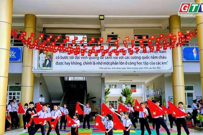Lớp học không tường: Học lịch sử từ những ca khúc cách mạng - Báo Gia Lai