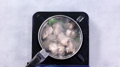 Luộc 500gr sườn non heo với 1 chút muối, 1 nhánh hành lá và vài lát gừng cho thơm. Luộc khoảng 30 phút đến khi sườn mềm thì vớt ra.