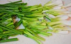 Hành lá, hẹ rửa sạch, cắt khúc dài khoảng 3-4cm. Mè trắng rang qua cho thơm.