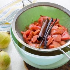 Đun sôi hỗn hợp rồi vặn nhỏ lửa, đun liu riu thêm 15 phút nữa. Nhấc nồi ra và để hỗn hợp nguội trong 20 phút. Chuẩn bị một cái rây to và đồ hứng phía dưới. Trút hỗn hợp qua rây để lược lấy nước siro ổi.