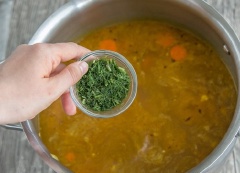 Thêm nui, cà rốt thái lát mỏng vào nấu trong 15 phút vào đến khi nui chín. Thêm gà xé vào nêm 1 muỗng canh muối, nước mắm, đường, tiêu, ngò rí băm nhỏ vào dùng nóng.