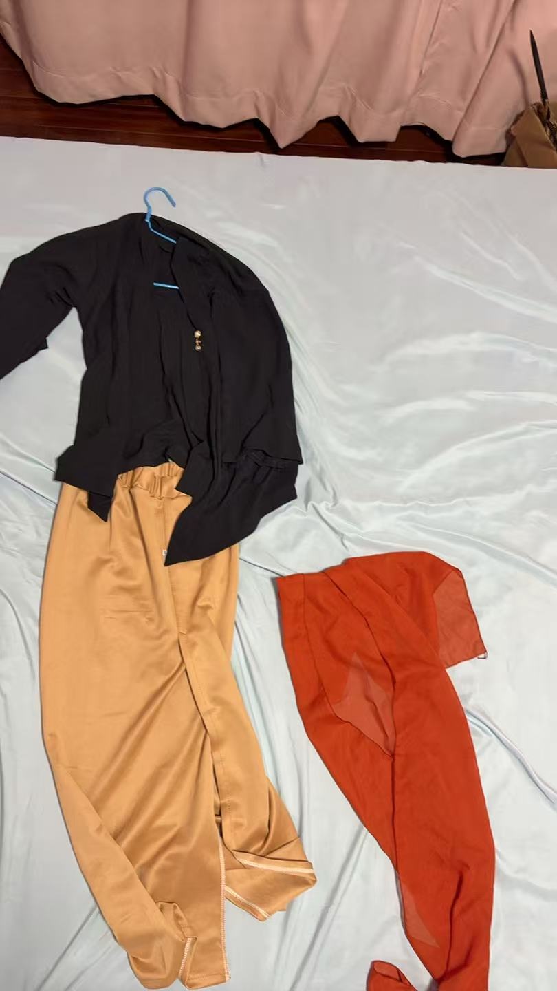 Pakaian Adat Set C
