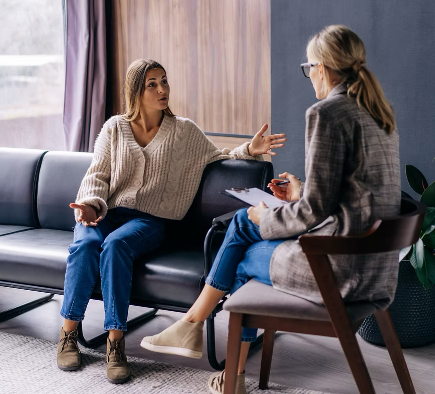 Femme souffrant d'acouphènes et de stress auditif nécessitant un accompagnement sophrologique