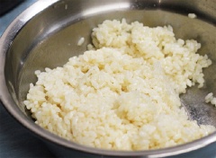 Trộn đều cơm với 1/2 muỗng cà phê tiêu, 2 muỗng canh mè trắng.