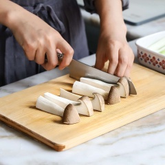 Trong khi chờ ướp thịt thì đem nấm đùi gà, hành boa rô cắt thành những miếng có kích thước như thịt bò. Thịt sau khi ướp đem chiên áp chảo với 2 muỗng canh dầu ăn cho vừa chín tới thì cho ra để riêng.