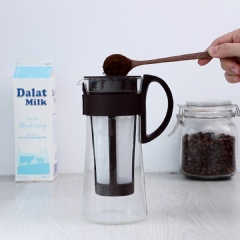 Ủ cà phê: Cho vào bình pha cold brew 60gr cà phê xay thô, 600ml nước đun sôi để nguội, đậy nắp và ủ trong ngăn mát tủ lạnh 24 tiếng để cà phê lên men và có vị chua nhẹ như nước trái cây. Nếu không có bình pha chuyên dụng, bạn có thể ủ trong một chiếc bình thủy tinh, sau đó lọc cà phê qua túi lọc. Cách này vẫn thu được những ly cold brew thơm ngon.