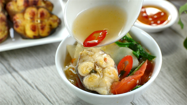 Lẩu Cá Lăng Nấu Măng Chua Và Cá Lăng Chiên Giòn
