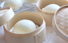 Với hướng dẫn làm bánh bao nhân thịt đơn giản này, bạn sẽ làm ra những chiếc bánh bao trắng bông, xốp mịn, nóng hổi với hương thơm ngào ngạt tỏa khắp gian bếp gia đình. Tuy vỏ bánh bao nhân thịt làm theo cách này sẽ nở ít hơn so với vỏ bánh bao bạn mua ngoài tiệm, nhưng bù lại khi ăn sẽ tạo cảm giác no hơn, bánh không bị quá xốp và rỗng, giữ được độ ẩm tiết ra từ nhân thịt khi hấp. Chúc bạn thành công với cách làm bánh bao nhân thịt và làm ra những chiếc bánh nóng hổi chiêu đãi gia đình nhé!