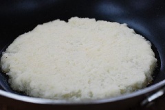 Trộn khoai tây, hành tây, bột khoai tây, muối đều với nhau. Chuẩn bị 1 chảo dầu, đun nóng dầu rồi cho bánh khoai tây vào chiên mỗi mặt khoảng 2 phút, bạn cứ cách 2 phút trở mặt chiên bánh cho đến khi bánh vàng đều.