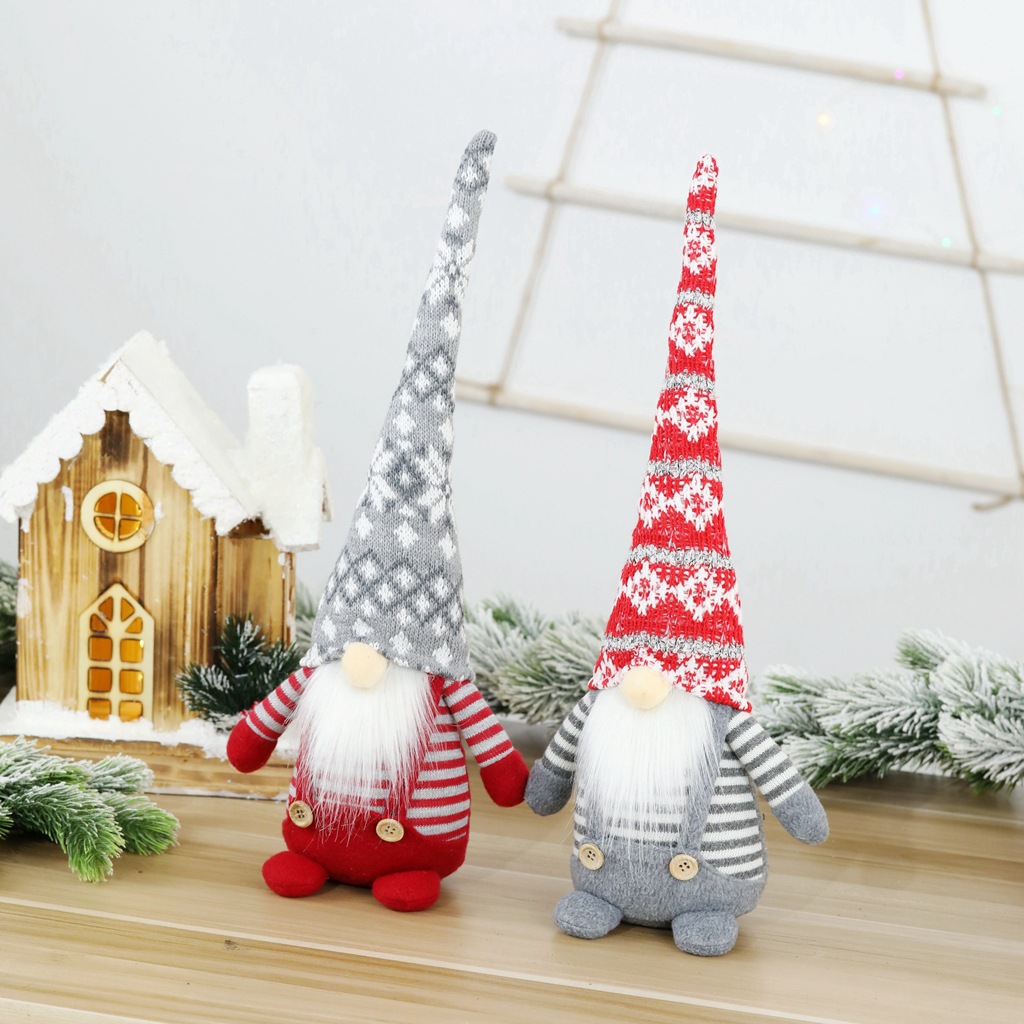 Weihnachts-Wichtelfigur mit Strickmütze, sitzend