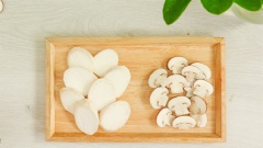 Rửa sạch 100gr nấm đùi gà và nấm mỡ, thái lát dọc.