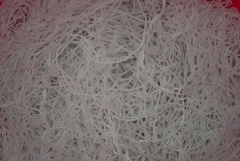 Chuẩn bị nguyên liệu. Bún khô ngâm trong nước khoảng 30 phút trước khi nấu. Thời gian ngâm tùy thuộc vào chất lượng bún nên có thể điều phối tùy ý. Bắp cải rửa sạch, cắt sợi.