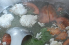 Cho cà chua và thân rau cần vào. Đợi nước sôi trở lại, cho hành tây và lá cần vào. Nhắc xuống ngay cho lá cần giữ được màu xanh. Rắc chút tiêu lên trên mặt tô canh khi dùng và nhớ là dùng nóng nhé.