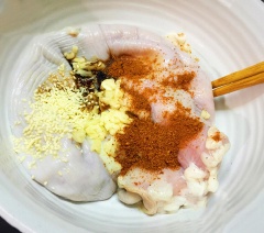 Ướp bao tử heo với 1/2 gói ngũ vị hương, 1 muỗng canh tỏi bằm, 1 muỗng canh nước tương, 1/3 muỗng cà phê tiêu và 1 muỗng cà phê hạt nêm để khoảng 30 phút cho dạ dày ngấm đều gia vị.