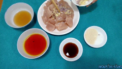 Cho hết gà vào 1 cái tô lớn, các bạn cho hết những gia vị đã chuẩn bị ở trên vào; nước mắm, dầu điều, dầu hào, bột ngọt, hạt nêm, hành tỏi băm, dùng đũa trộn đều thịt gà, để 15 phút cho gà thấm gia vị.