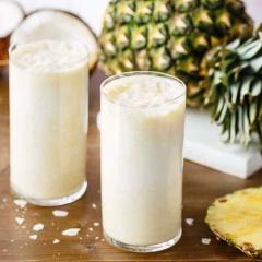Rót sinh tố ra ly, vậy là ta đã có món sinh tố thơm ngon để thưởng thức rồi. Nếu muốn thức uống không bị loãng, khi xay bạn không cần để đá viên vào nhé, thay vào đó khi xay xong, bạn cho vào ngăn mát tủ lạnh vài tiếng là được.